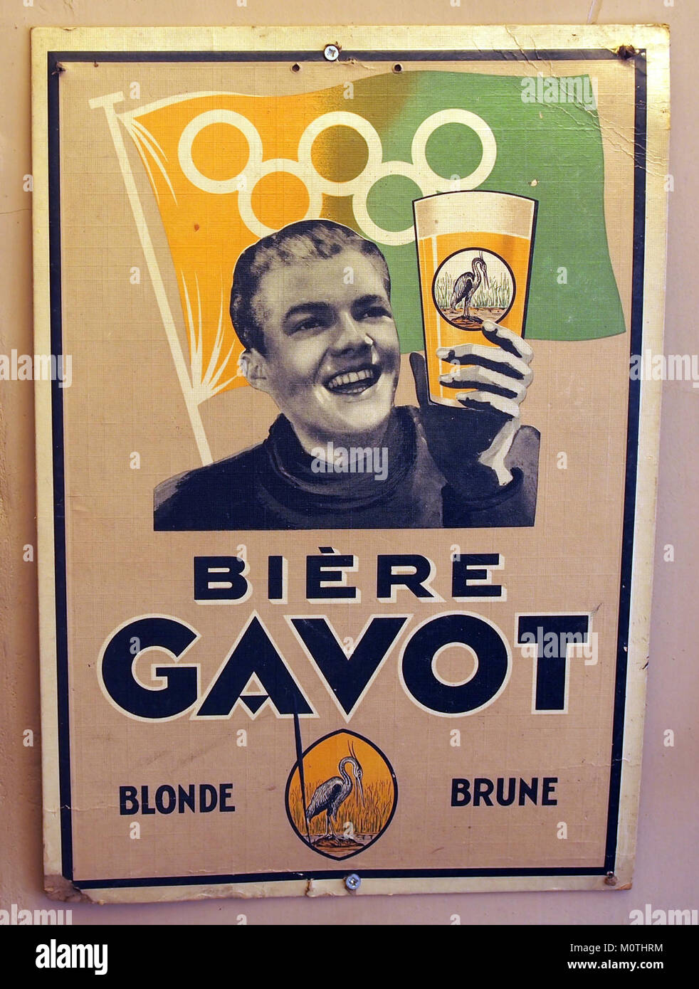 Immagine di un annuncio pubblicitario di birra in cartone di CAVOT, che mostra il design pubblicitario vintage e gli elementi di branding di un particolare periodo di tempo. Foto Stock