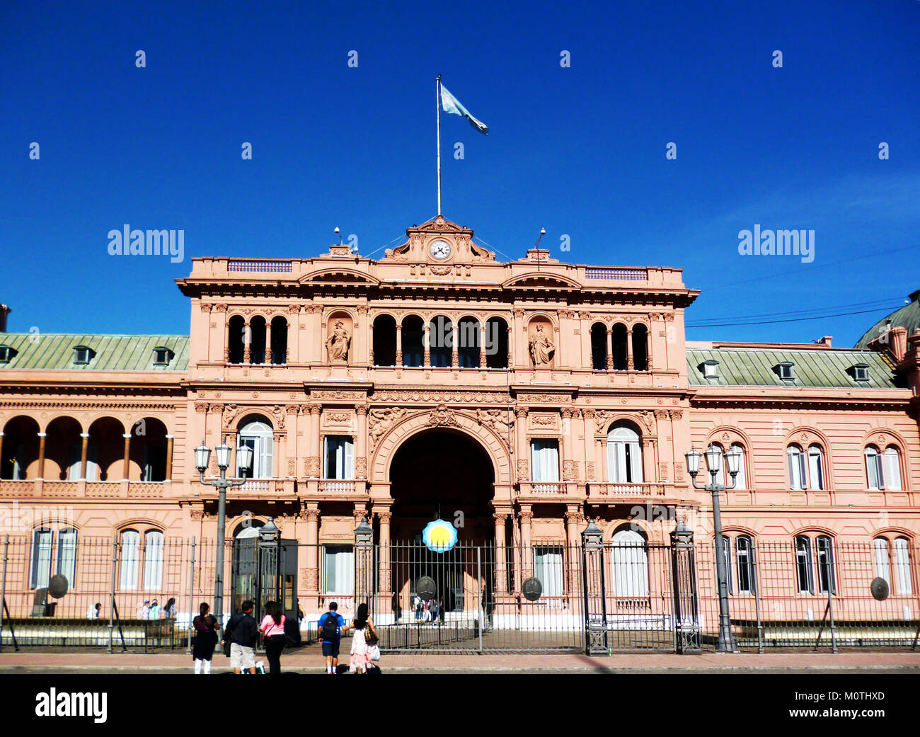 La Casa Rosada, situata a Buenos Aires, Argentina, è il palazzo presidenziale. Noto per il suo iconico colore rosa, funge da ufficio esecutivo del Presidente dell'Argentina. L'edificio è un simbolo storico della storia politica e dell'architettura del paese. Foto Stock