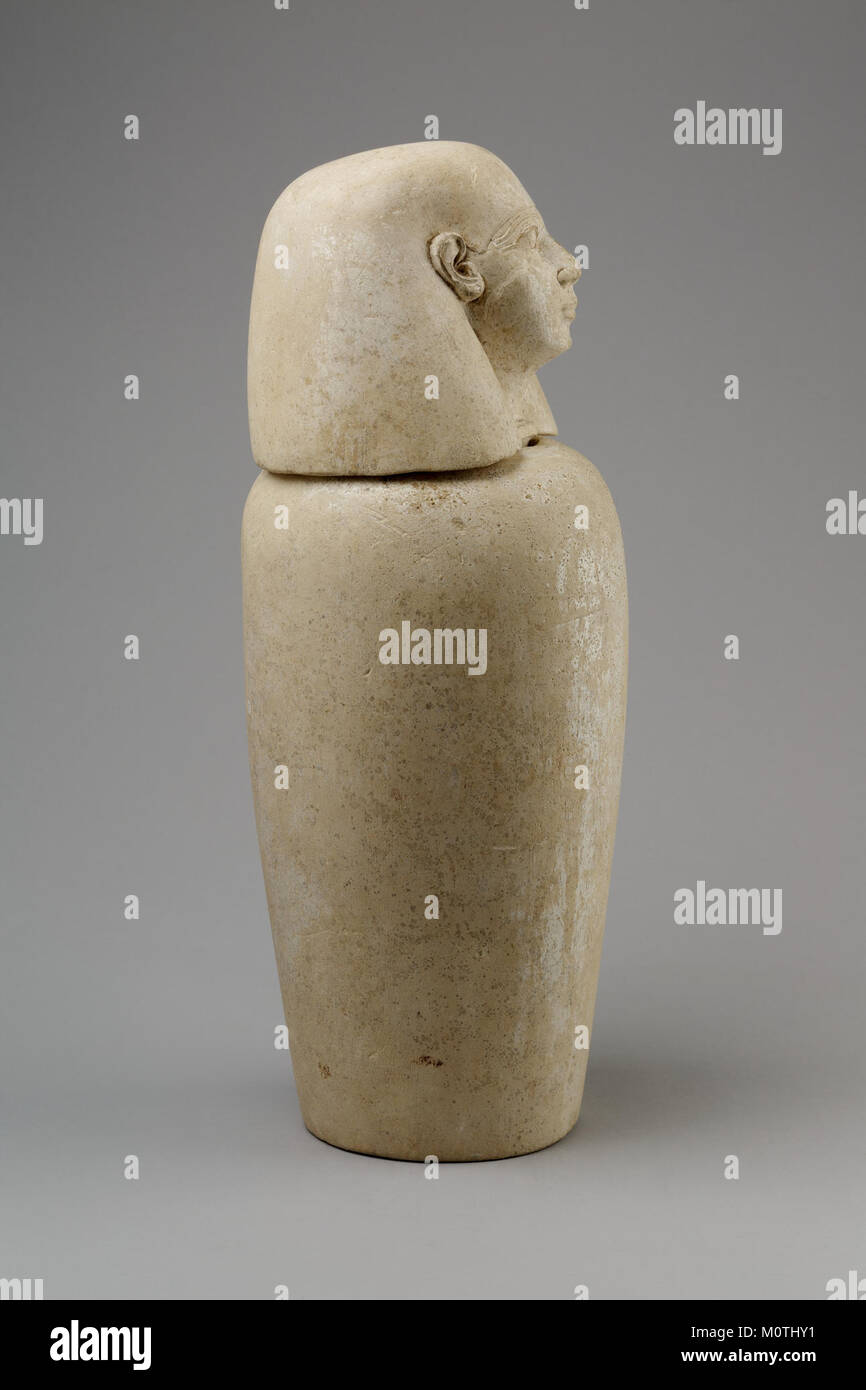 Questo vaso canopico presenta l'Imsetia dalla testa umana, uno dei quattro figli di Horus nell'antica religione egizia. È stato usato per immagazzinare il fegato del defunto nei processi di mummificazione. Foto Stock