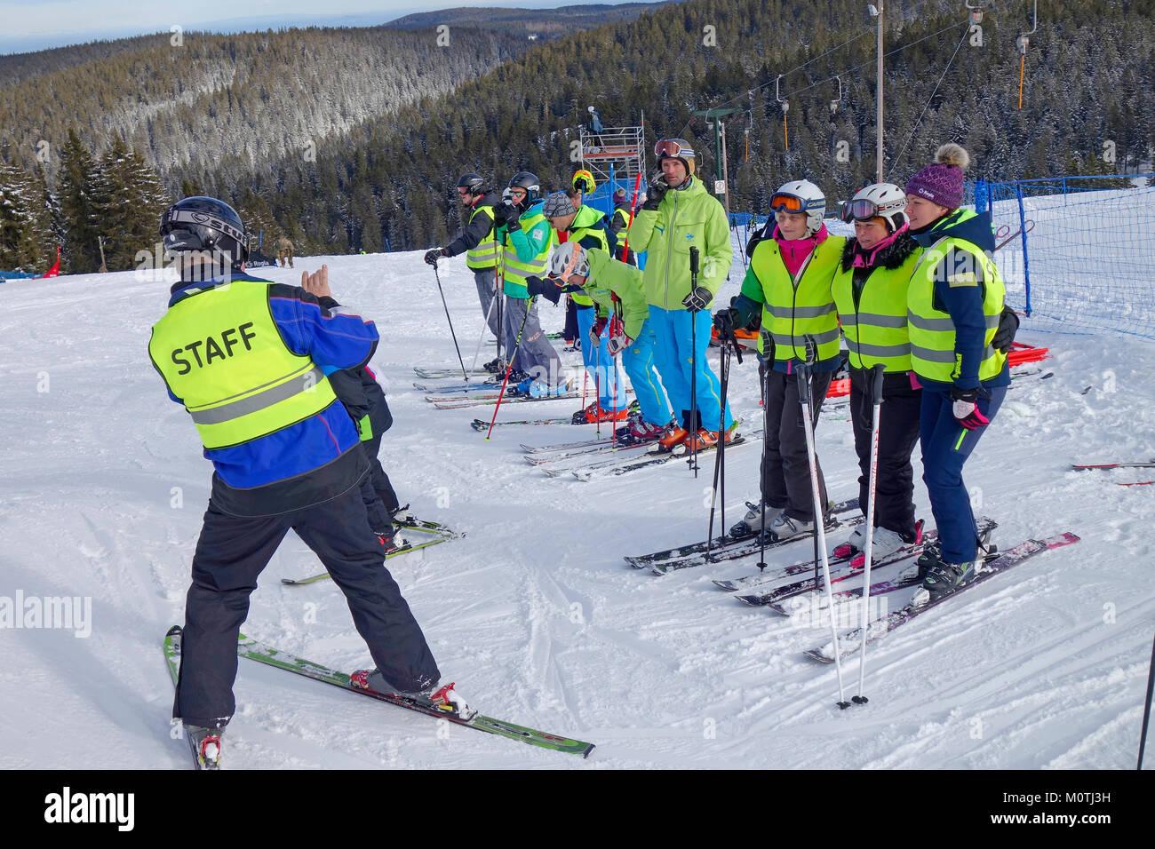 Un uomo prende la foto del suo college, ski resort personale, durante la pausa di lavoro. Rogla ski resort. Il Pohorje. Zrece. La Slovenia Foto Stock