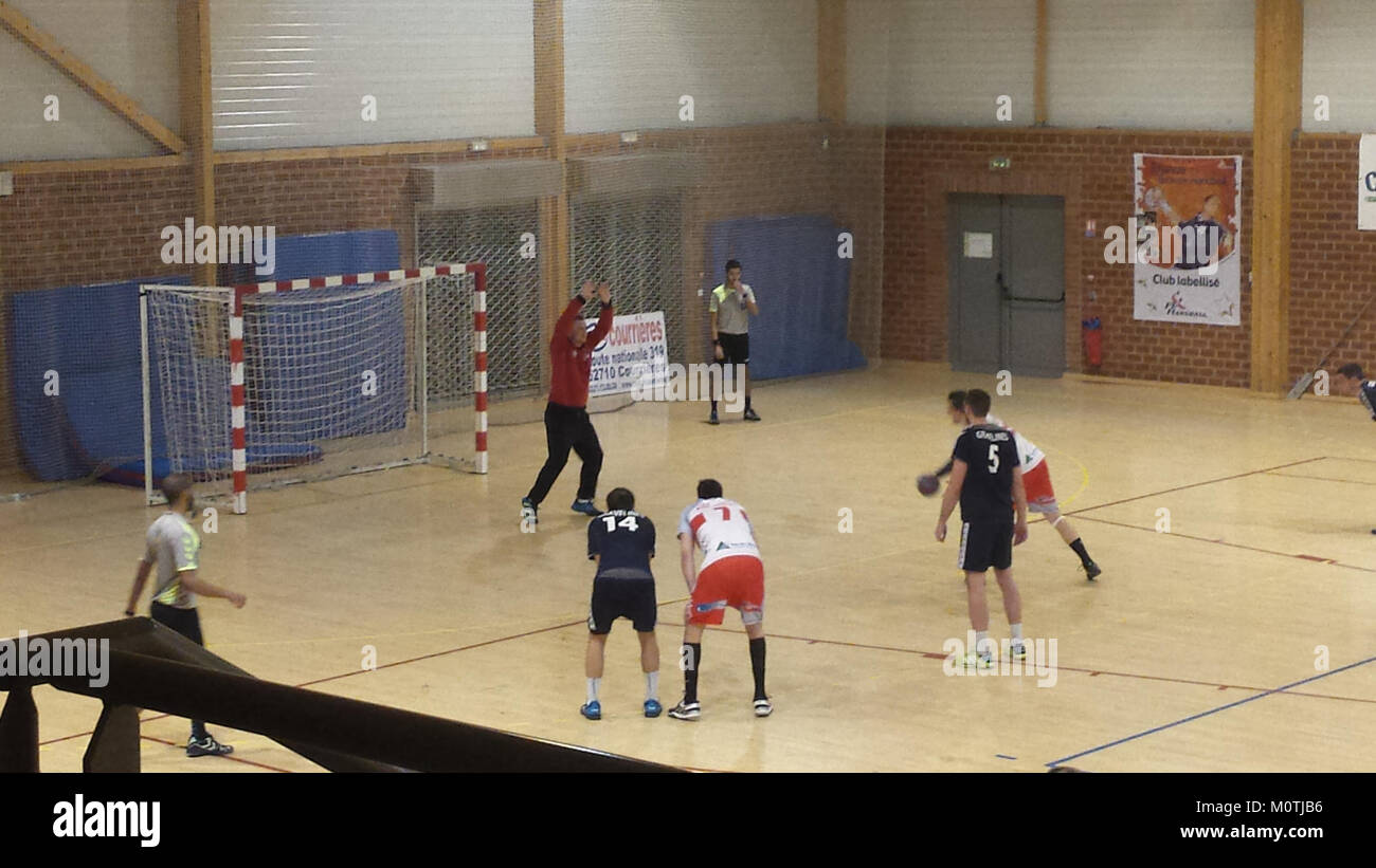 I Carabiniers Billy-Montigny e Gravelines USHB erano due squadre che gareggiavano in una partita di pallamano francese il 2 luglio 2015. Questa partita faceva parte della French Handball League. Foto Stock