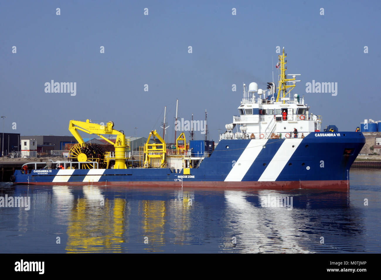 La Casandra vi è una nave da carico con numero IMO 9561746, immatricolata nel porto di Amsterdam. È attraccata ad Haringhaven, IJmuiden, evidenziando il suo ruolo nel trasporto marittimo internazionale e nel trasporto merci. Foto Stock