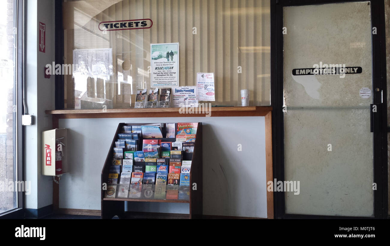 La biglietteria di Cape Codder, situata presso il Bloom Bus Terminal, è stata fotografata nell'aprile 2015. Questo terminal funge da hub di trasporto nella regione e la biglietteria è una parte essenziale delle operazioni quotidiane, offrendo informazioni sul servizio di autobus. Foto Stock