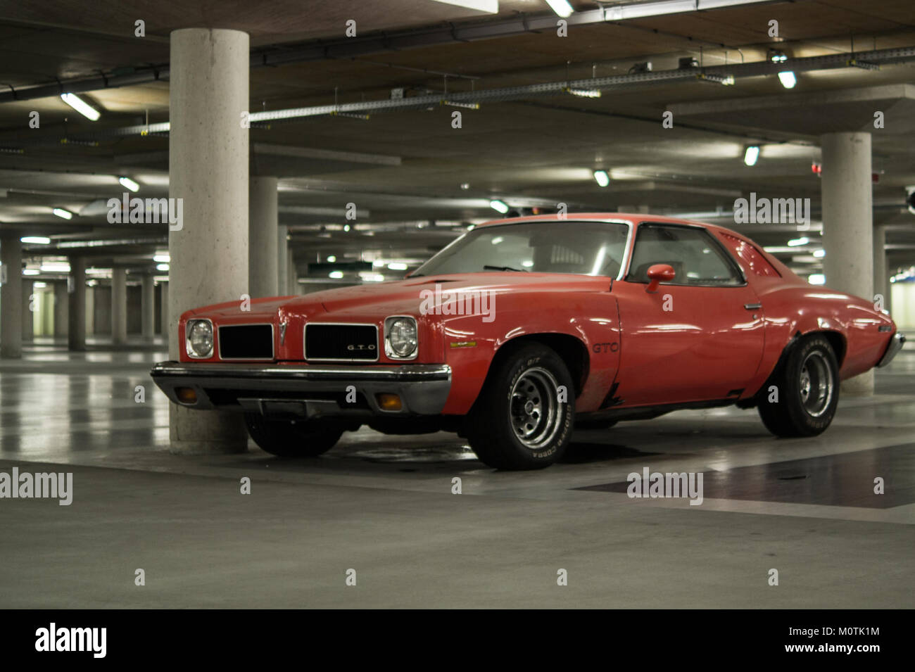 Questo titolo si riferisce a una collezione di muscle car americane, che mostrano il loro design iconico e le loro prestazioni. Questi veicoli sono noti per i loro potenti motori e la distinta cultura automobilistica americana. Foto Stock