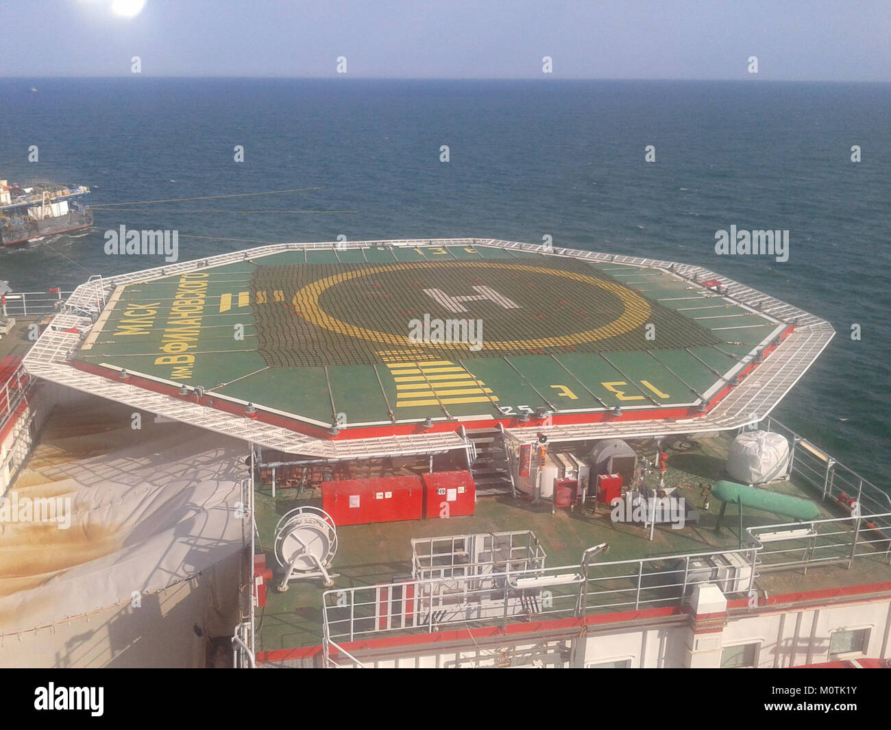 Si riferisce a una piattaforma petrolifera situata nel Mar Caspio, probabilmente coinvolta in operazioni di esplorazione ed estrazione petrolifera. Queste piattaforme sono fondamentali per la produzione di petrolio offshore. Foto Stock