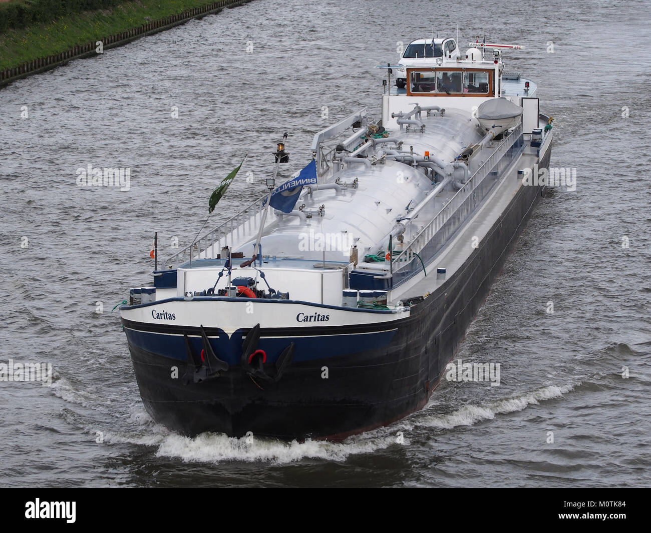 La fotografia mostra la nave "Caritas" identificata come ENI 02309837, che naviga sul canale Amsterdam-Reno. Questa immagine evidenzia l'importanza delle vie navigabili per il trasporto nella regione. Foto Stock