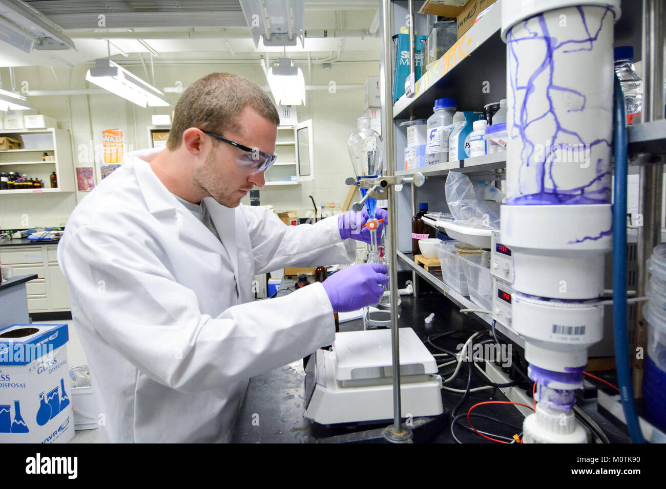 Questa raccolta fotografica del CEAE Lab fornisce la documentazione visiva della ricerca scientifica condotta in laboratorio. Le immagini catturano vari esperimenti, attrezzature e condizioni di laboratorio cruciali per far progredire le conoscenze in campi scientifici pertinenti. Foto Stock
