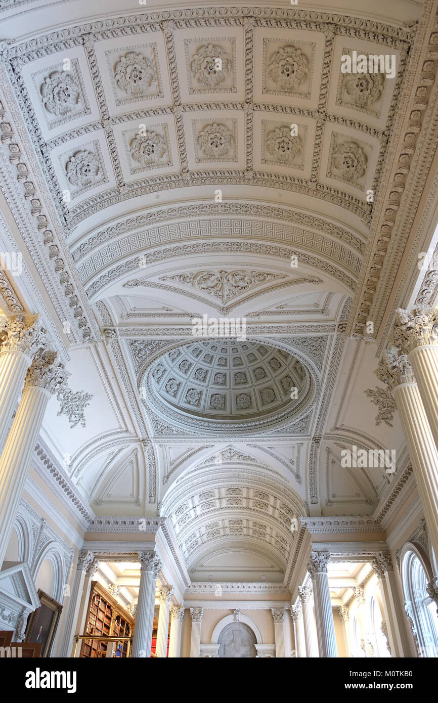Il soffitto della grande Biblioteca all'Osgoode Hall di Toronto, Canada, è una caratteristica architettonica notevole. La biblioteca fa parte di un edificio storico della società del diritto ed è riconosciuta per il suo design elegante e il suo significato culturale. Foto Stock