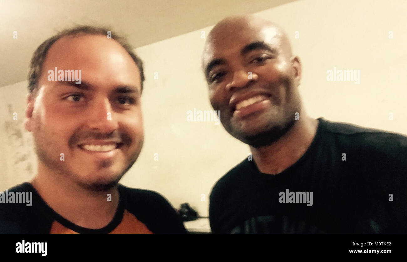 Carlos Bolsonaro, un politico brasiliano, è raffigurato insieme a Anderson Silva, un ex campione UFC, a simboleggiare un incontro di personaggi pubblici di diversi domini. Foto Stock