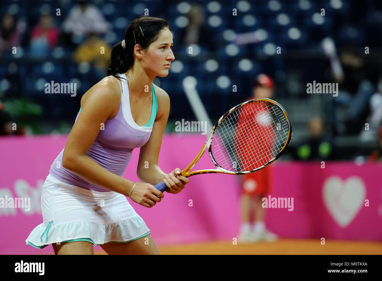 Belgrado, Serbia - Aprile 24, 2010: il giocatore di tennis Bojana Jovanovski attende la palla da Daniela Hantuchova durante la Fed Cup World Group Play-off in Belg Foto Stock