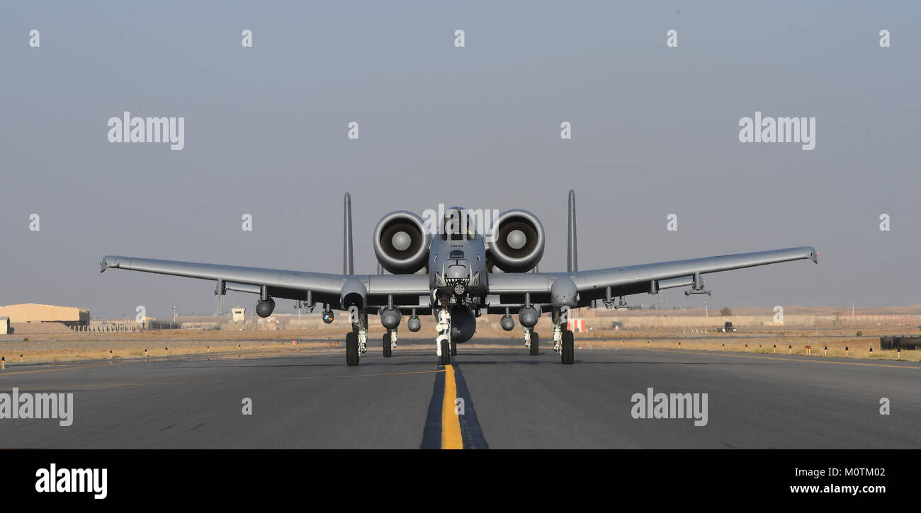 A-10 Thunderbolt IIs, assegnato a Whiteman Air Force Base, arrivare a Kandahar Airfield, Afghanistan, Gennaio 19, 2018. Foto Stock