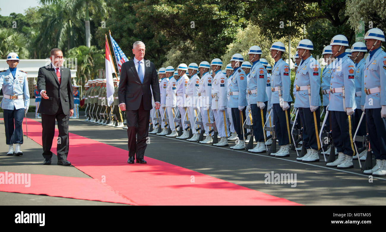 Il Segretario della Difesa James N. Mattis incontra il ministro della Difesa di Indonesia Ryamizard Ryacudu durante una visita a Jakarta, Indonesia il 23 gennaio, 2018. Foto Stock