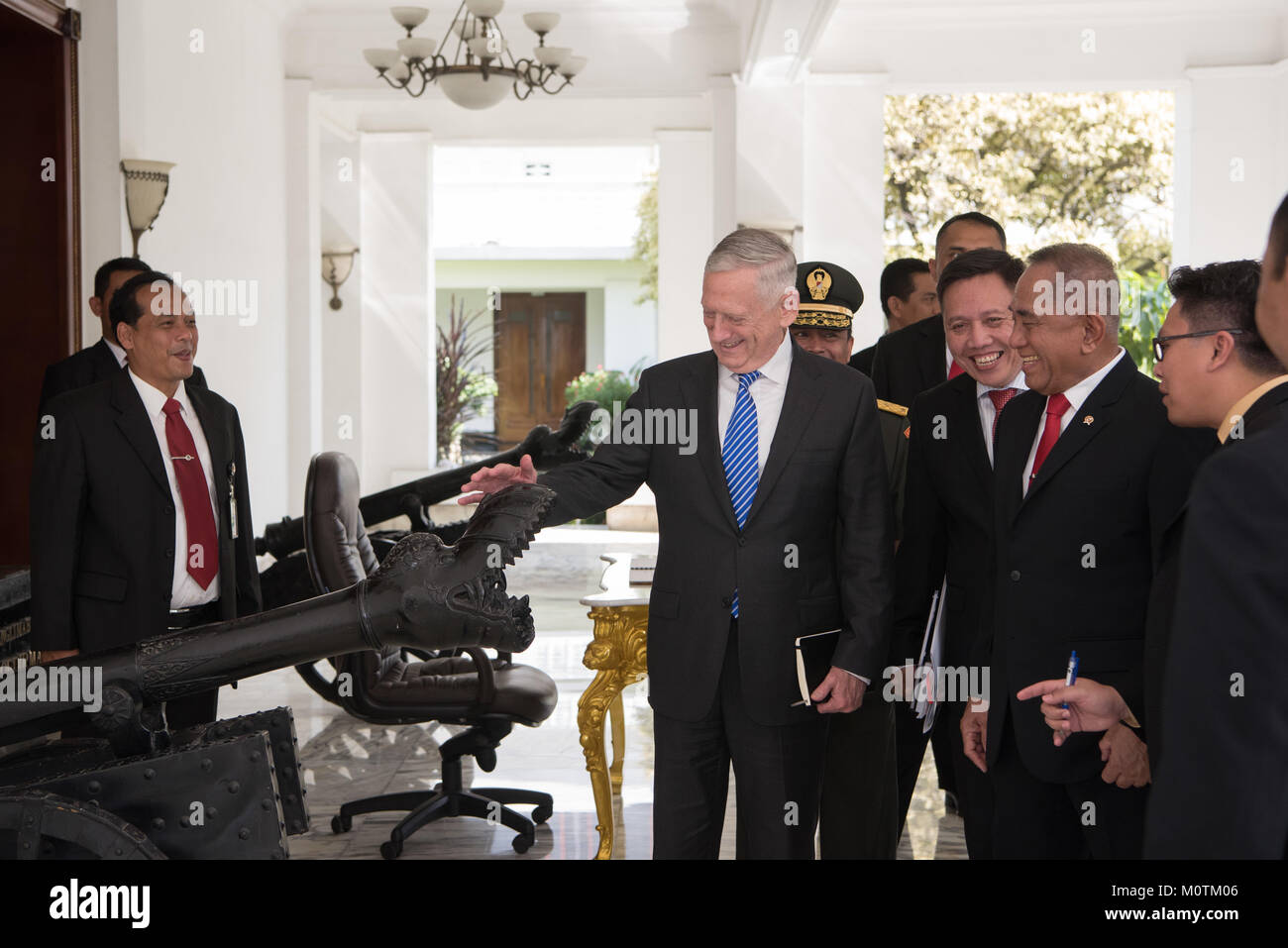 Il Segretario della Difesa James N. Mattis incontra il ministro della Difesa di Indonesia Ryamizard Ryacudu durante una visita a Jakarta, Indonesia il 23 gennaio, 2018. Foto Stock