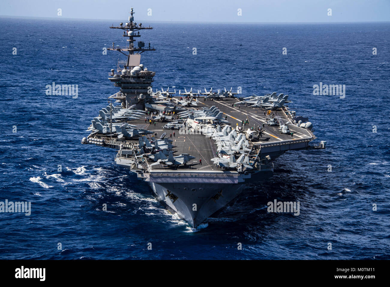 La Nimitz-class portaerei USS Carl Vinson (CVN 70) transita l'Oceano Pacifico. Carl Vinson Strike gruppo è attualmente operativo nel Pacifico come parte di una regolare distribuzione pianificata. Foto Stock