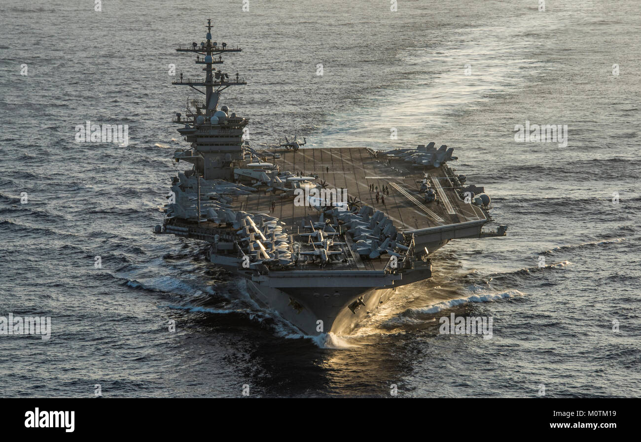 La Nimitz-class portaerei USS Carl Vinson (CVN 70) transita l'Oceano Pacifico. Carl Vinson Strike gruppo è attualmente operativo nel Pacifico come parte di una regolare distribuzione pianificata. Foto Stock