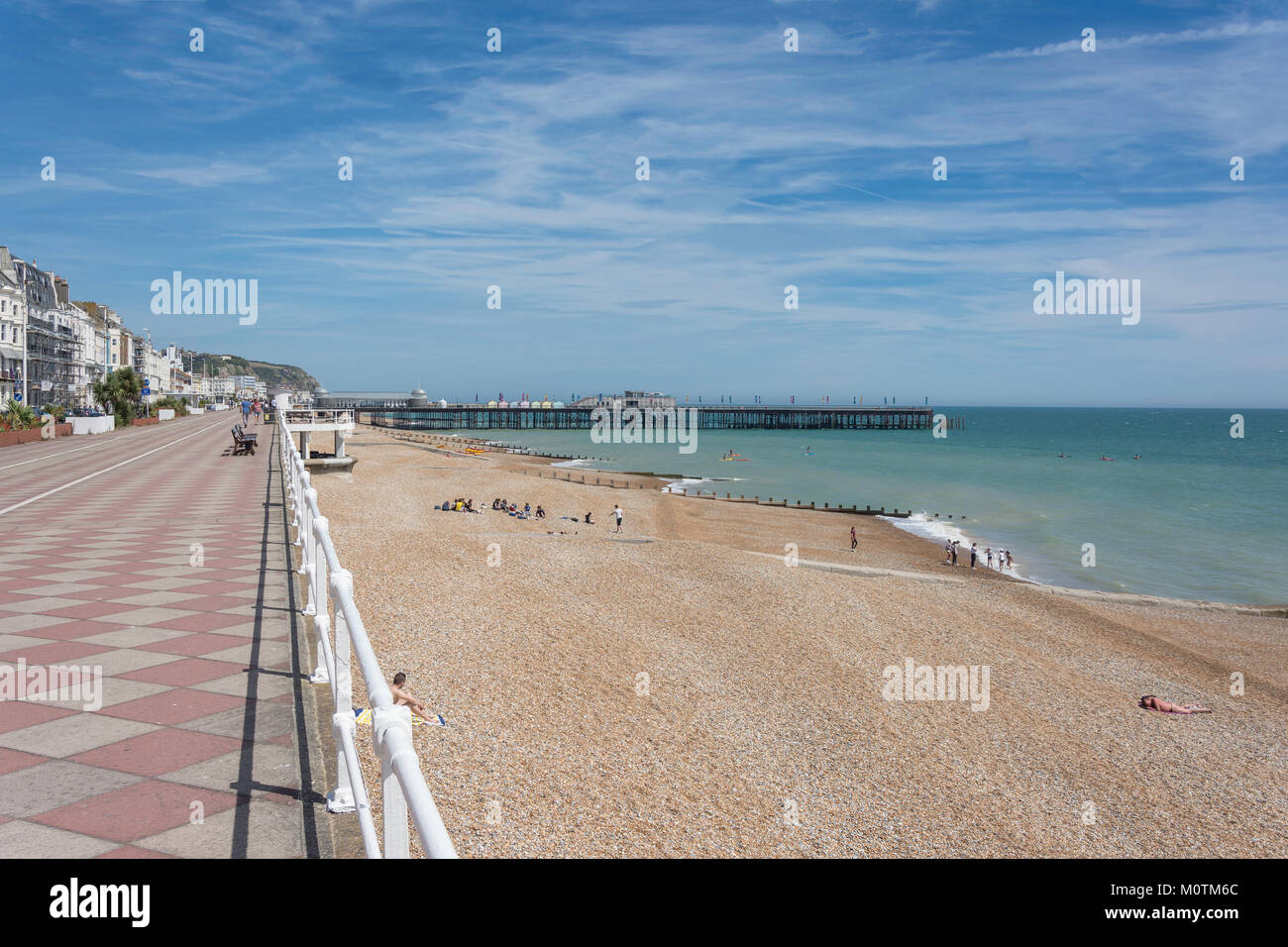 Lungomare e Pier, Hastings, East Sussex, England, Regno Unito Foto Stock