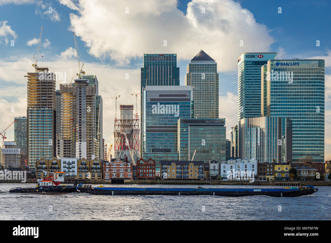 Svuotare nave da carico sul Tamigi voce passato moderni grattacieli di Canary Wharf , gennaio 2018, Londra Greenwich Foto Stock