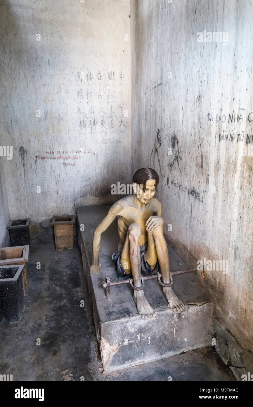 Modello di un prigioniero politico tenuto in una gabbia di tigre cella, Guerra Museo dei Resti della Guerra del Vietnam, a Saigon (Ho Chi Minh City), Vietnam del sud, sud-est asiatico Foto Stock