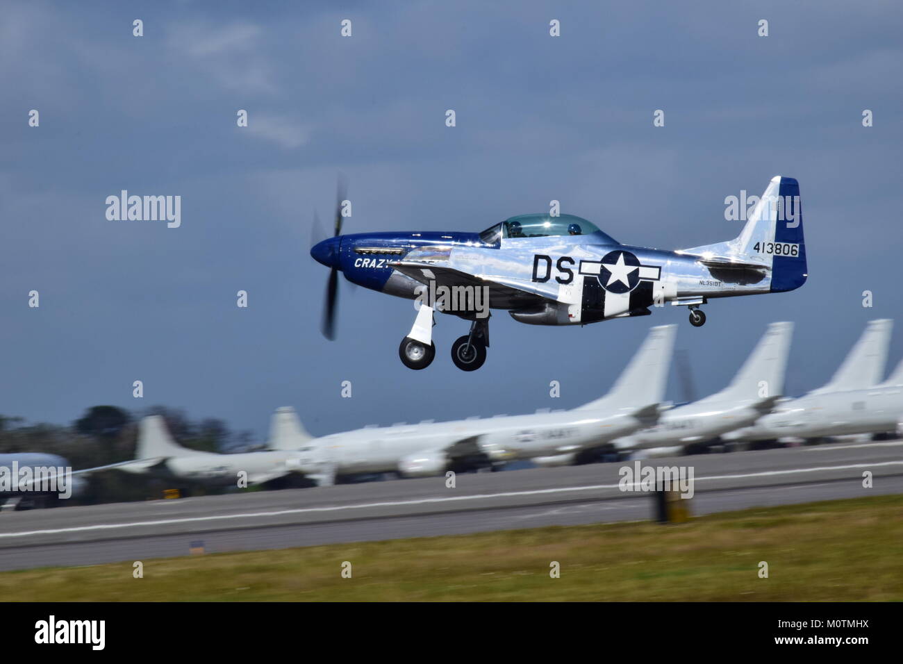 P Mustang "Crazy Horse" prendendo il largo a Jacksonville. Foto Stock