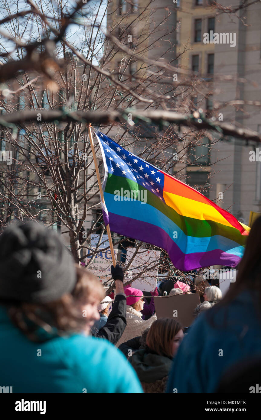 Un flag di LGBT orgogliosamente vola a donne del marzo / rally a Dayton, Ohio, 20 gennaio 2018. Foto Stock