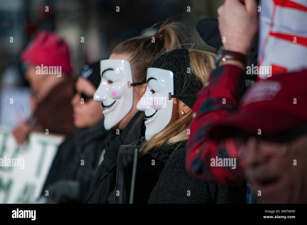 Manifestanti mascherati al rally di donne del marzo a Dayton, Ohio, 20 gennaio 2018. Foto Stock