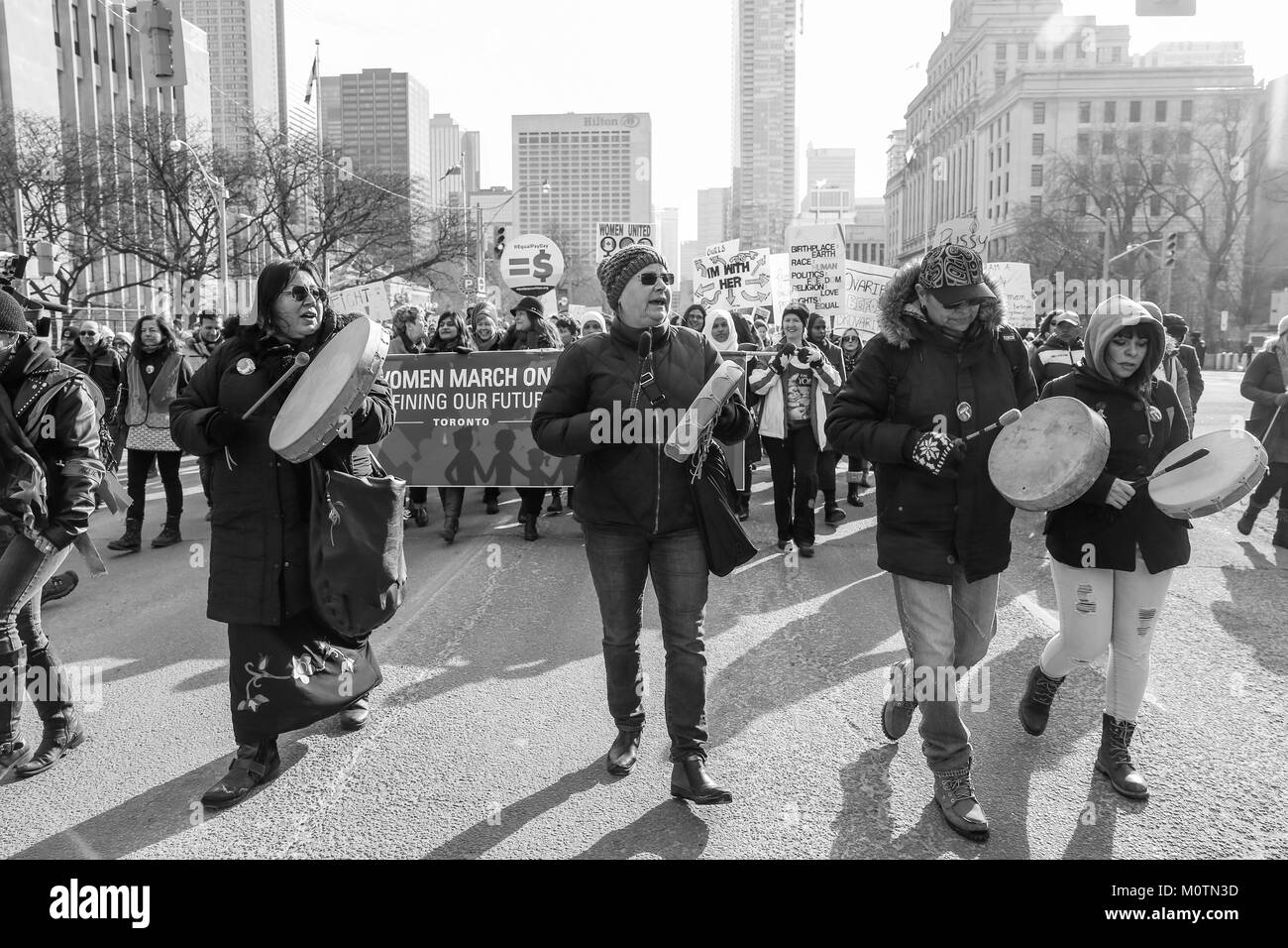 TORONTO, Canada - dimostranti PRESSO LE DONNE DI MARZO A TORONTO: definizione del nostro futuro. Foto Stock