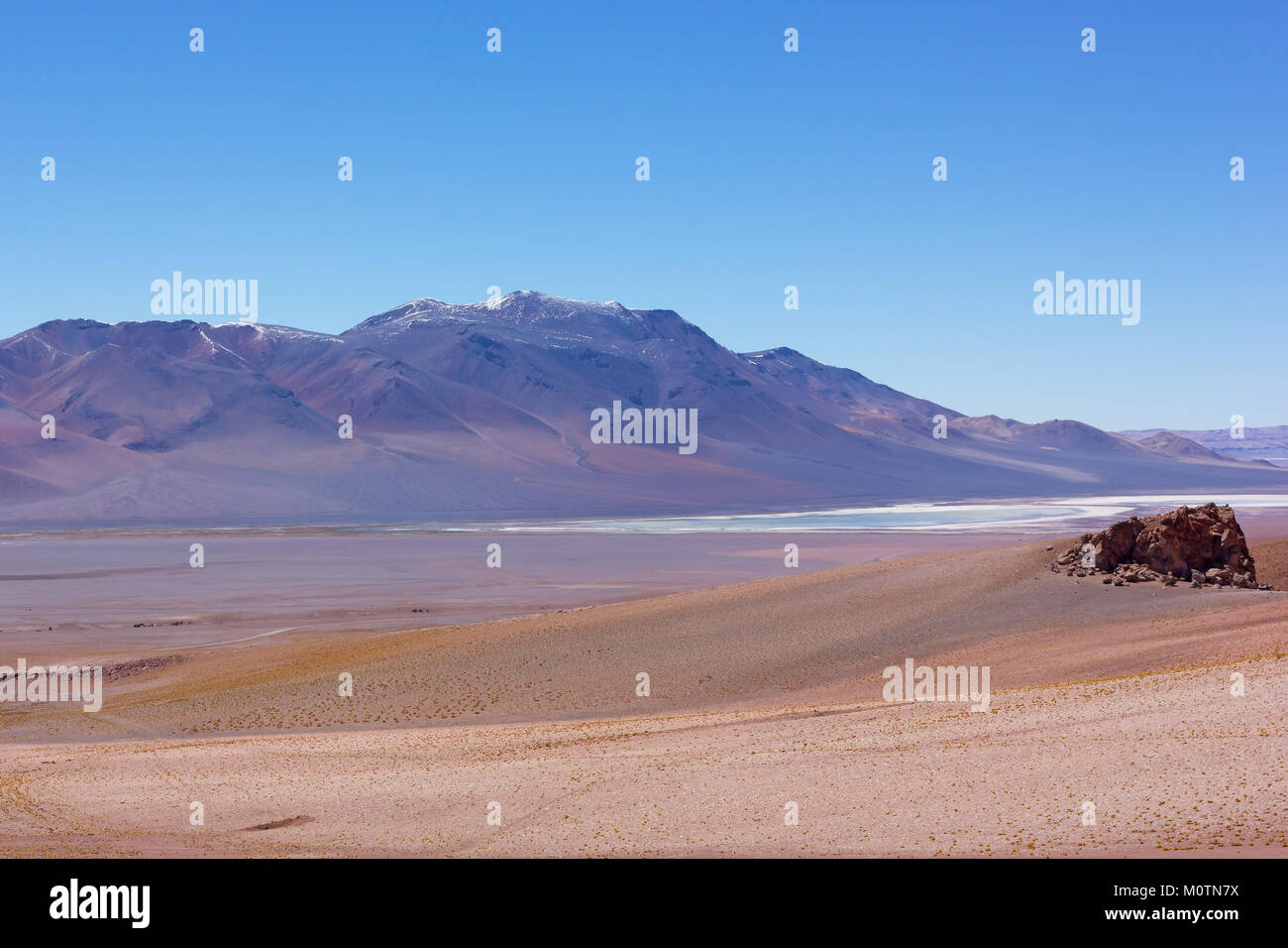 Intenso color pastello paesaggio del deserto di Atacama il paesaggio dopo l'alba, Cile. Deserto ad alta quota e le montagne vulcaniche colorato da Rising Sun io Foto Stock
