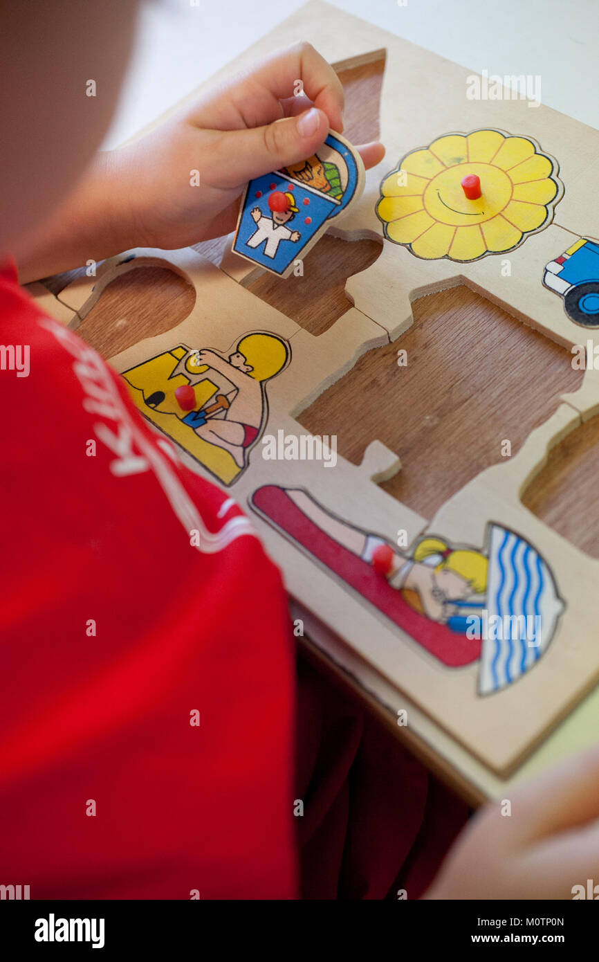 Bambino facendo un puzzle in un kindergarten Foto Stock