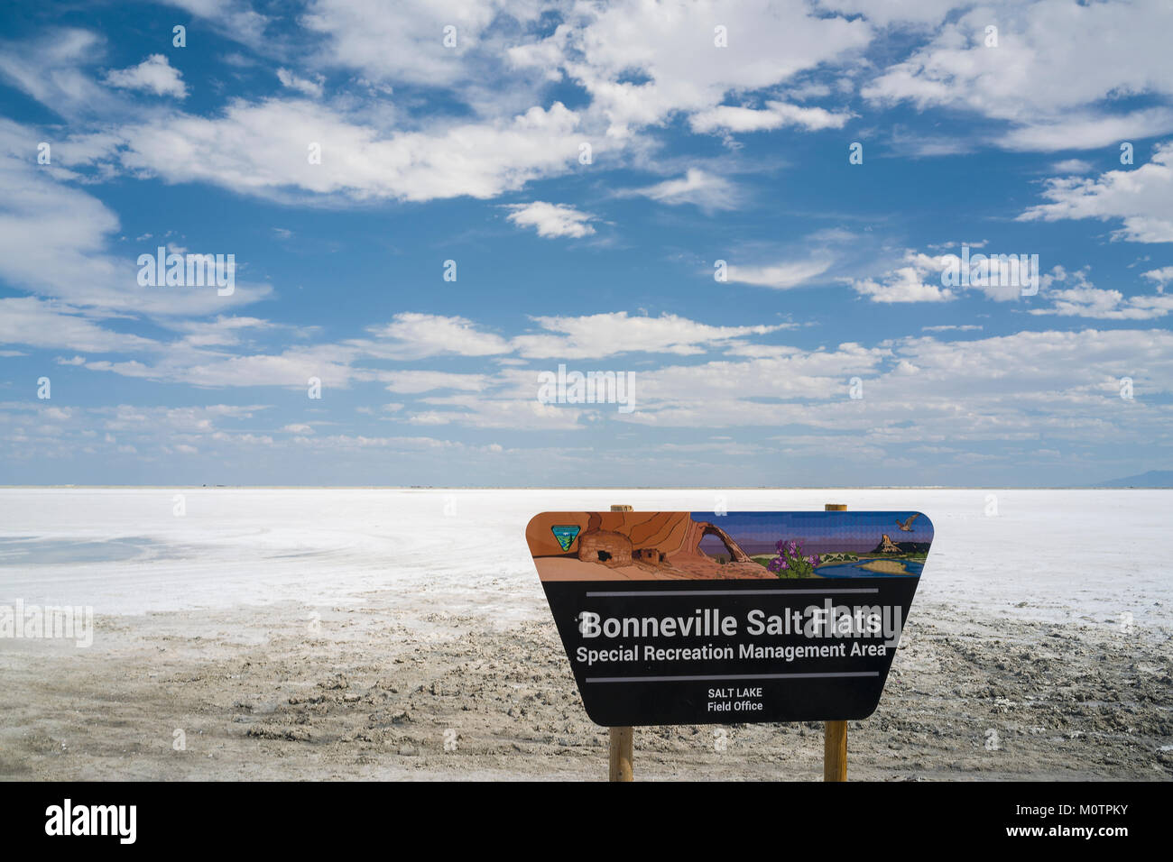 Segno e di accesso del pubblico ai sali di Bonneville appartamenti nella contea di Tooele Utah vicino Wendover e gestiti dal Bureau of Land Management. Foto Stock
