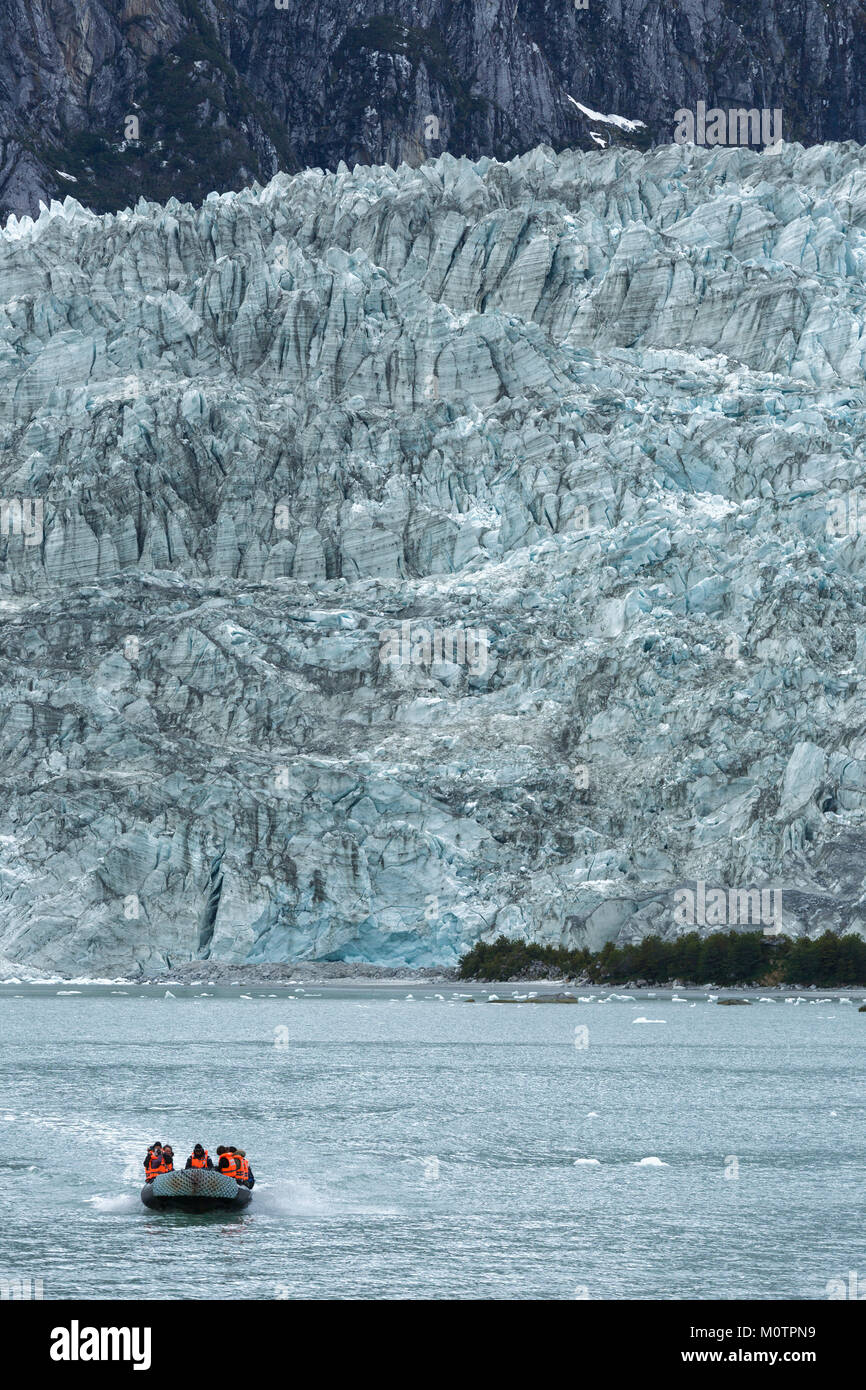 Zodiac barca per gite ritorna dal ghiacciaio Pia in Tierra del Fuego, Patagonia cilena Foto Stock