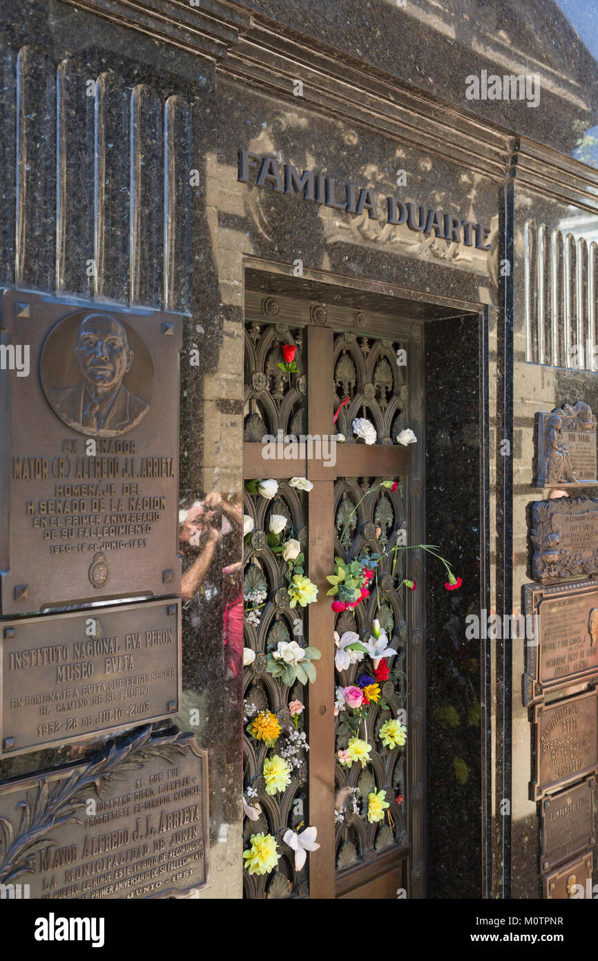 Cripta di Evita Peron e Duarte famiglia in La Recoleta Cemetery in Buenos Aires, Argentina Foto Stock