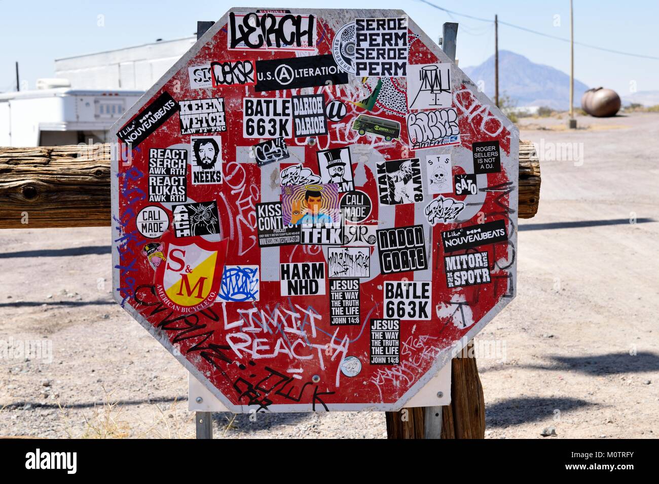 Sticker bombardato stop si trova nel mezzo del nulla Foto Stock