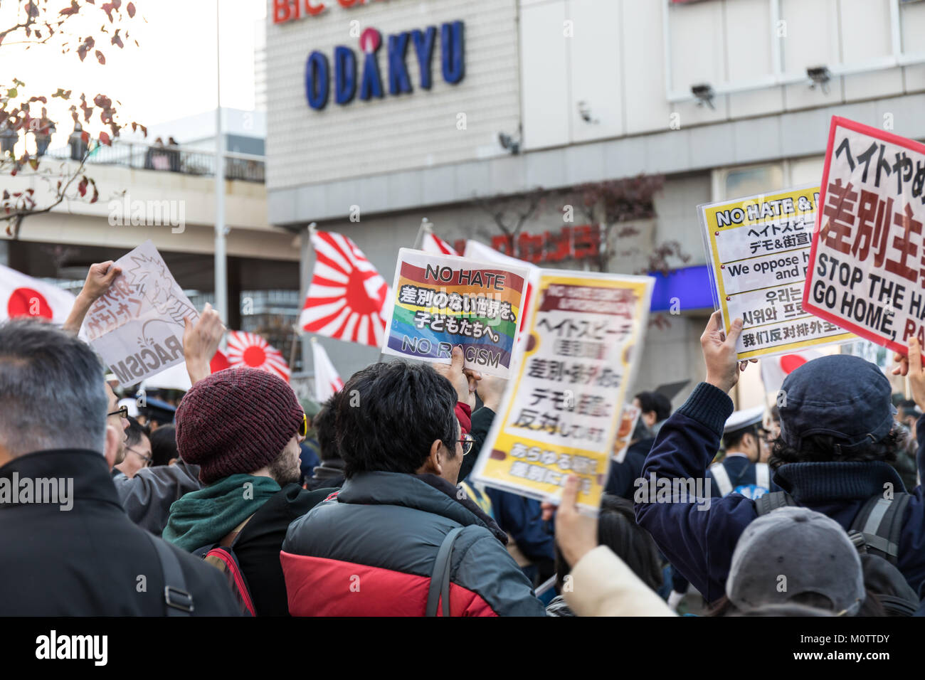 La protesta contro i nazionalisti giapponesi; Shinjuku, Tokyo Foto Stock
