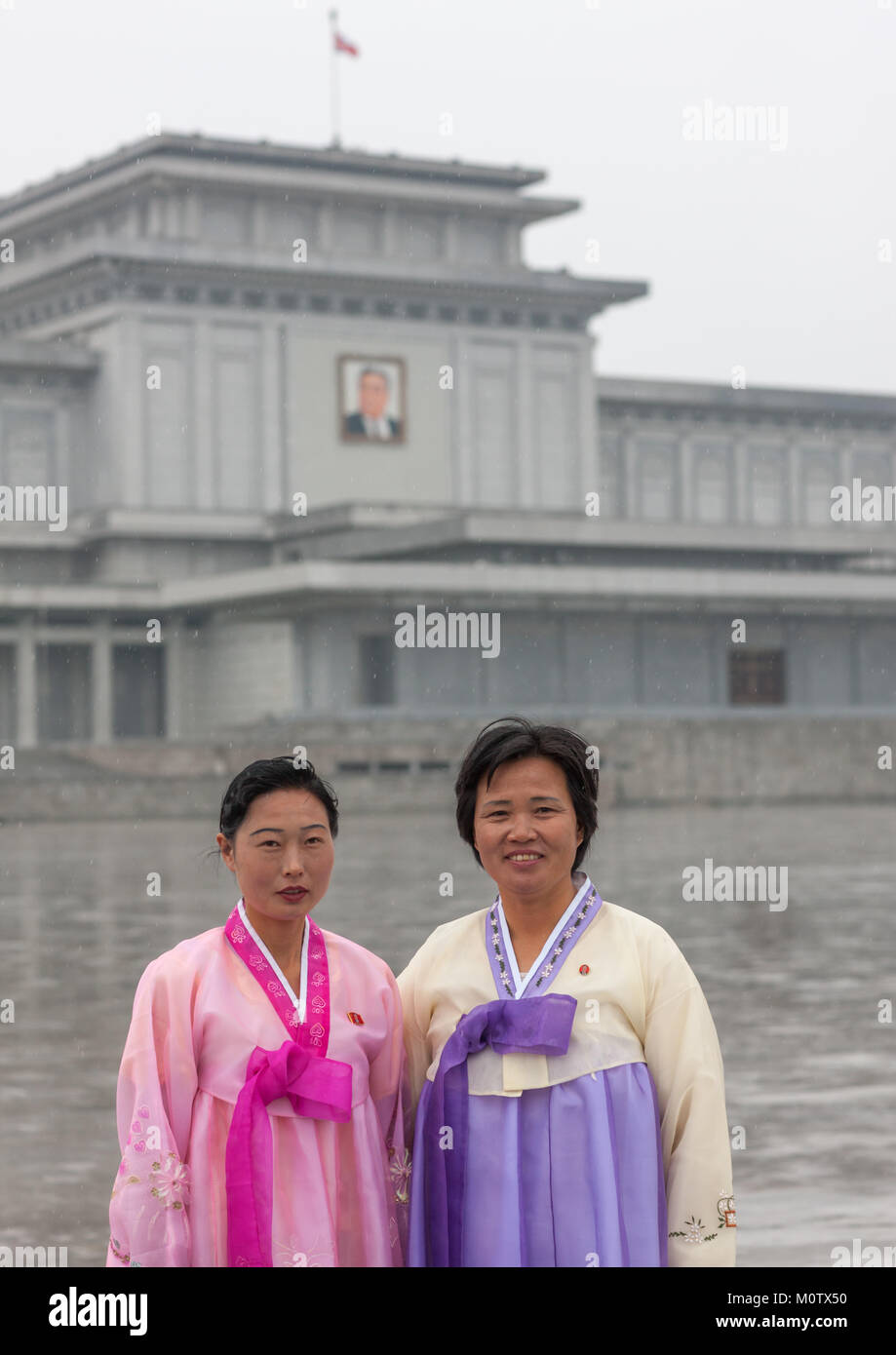 Corea del Nord le donne sotto la pioggia in Kumsusan memorial palace, Provincia di Pyongan, Pyongyang, Corea del Nord Foto Stock