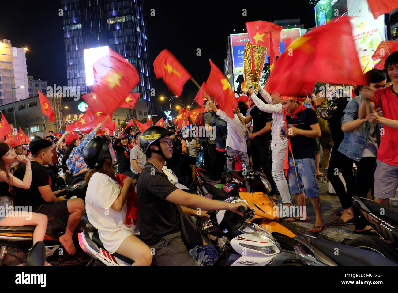 HO CHI MINH CITY, VIET NAM- Jan 23, 2018: giovani appassionati di calcio fino alla strada sulla moto con red flag vietnamita per celebrare la vittoria su Qatar in AFC U2 Foto Stock