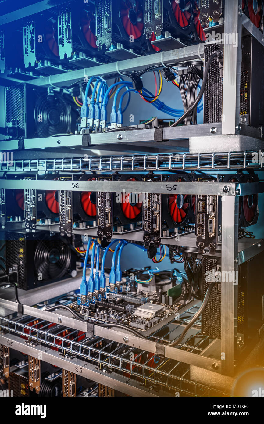 In casa crypto valuta attrezzature minerarie in una custodia di alluminio con scheda madre, schede grafiche PCIe e powered extender riser. Foto Stock