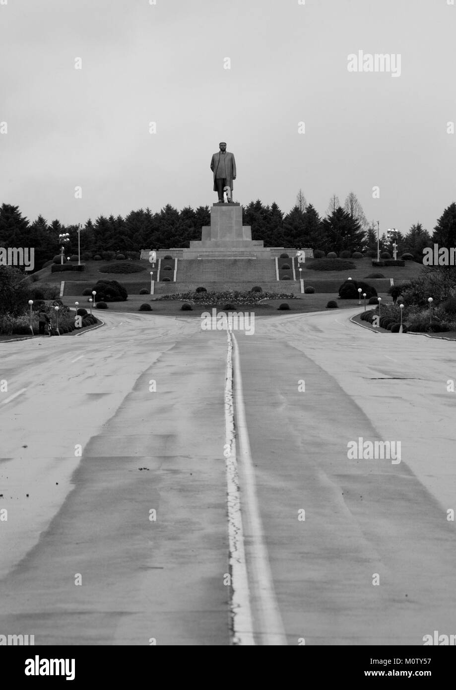 Kim il Sung statua alla fine di una strada, Nord provincia Hwanghae, Kaesong, Corea del Nord Foto Stock