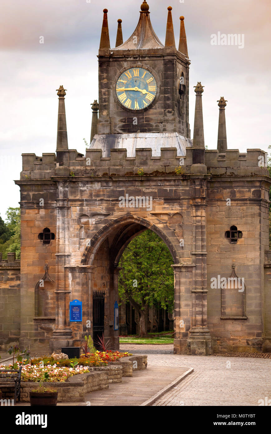 Arco che conduce al castello di Auckland, Bishop Auckland, County Durham Foto Stock