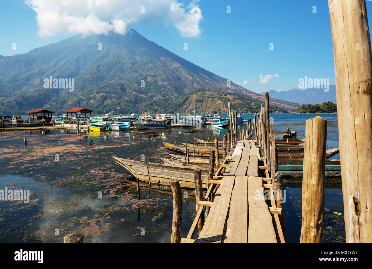 Il bellissimo lago Atitlan e vulcani negli altopiani del Guatemala, America Centrale Foto Stock