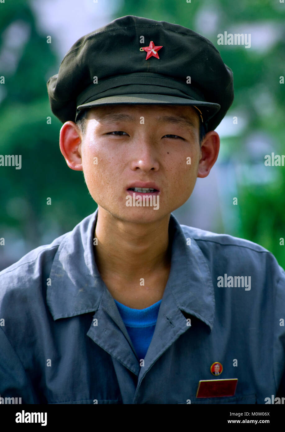 Skinny nord coreano giovane con un cappuccio, Provincia di Pyongan, Pyongyang, Corea del Nord Foto Stock