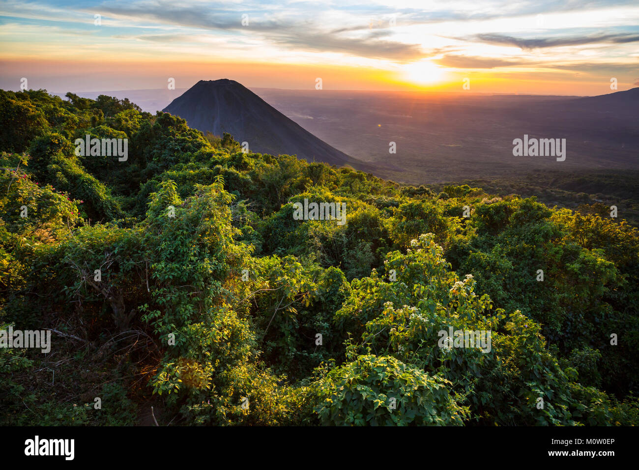 Bella vulcano in Cerro Verde National Park in El Salvador al tramonto Foto Stock