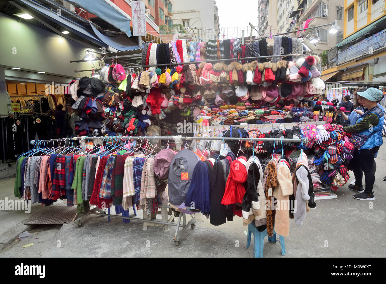 Stallo stradale la vendita di articoli di abbigliamento in un mercato a Kowloon, Hong Kong Foto Stock