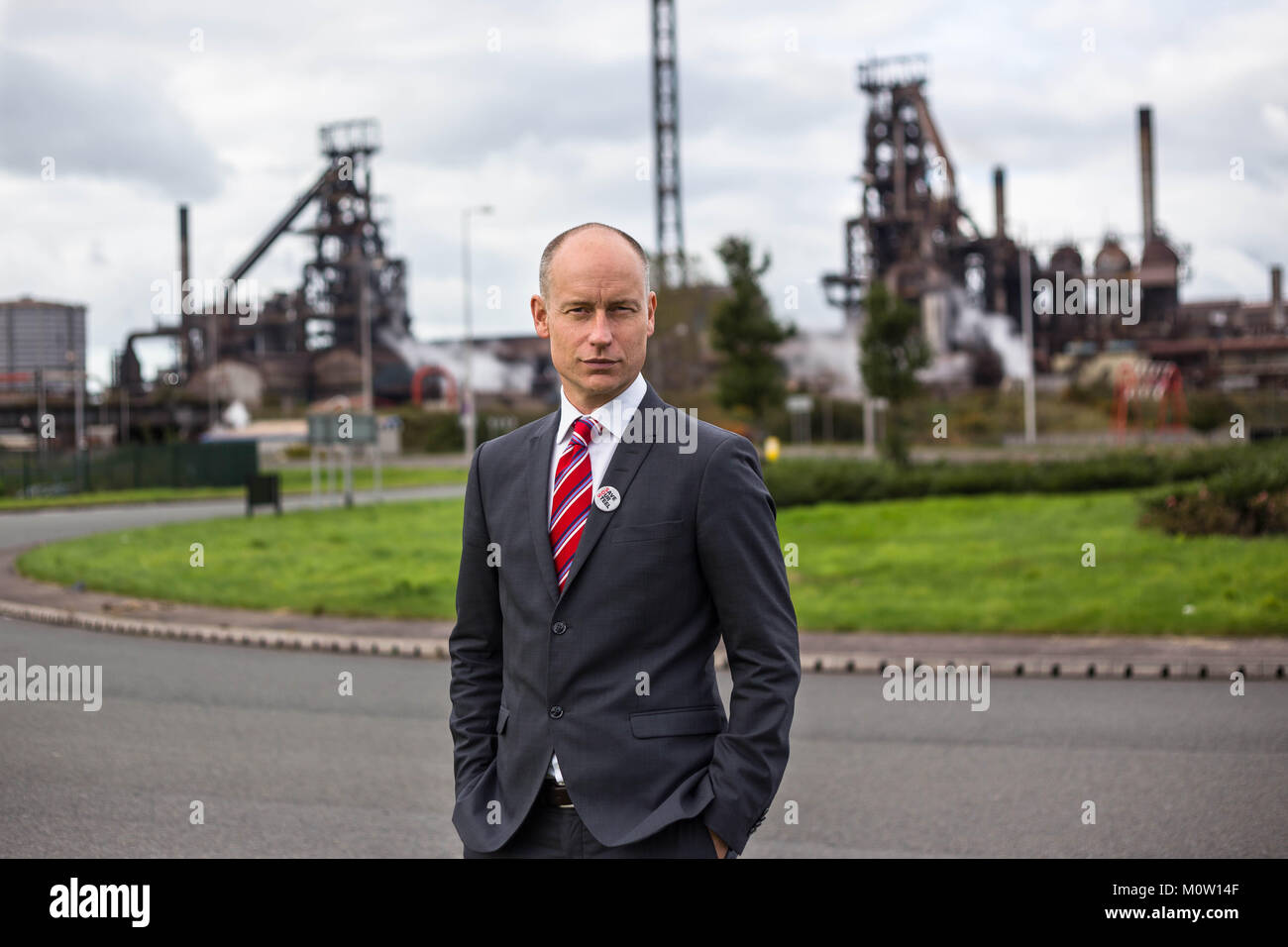 Stephen Kinnock, membro del Parlamento di Aberavon fuori Tata Steel Port Talbot. Foto Stock