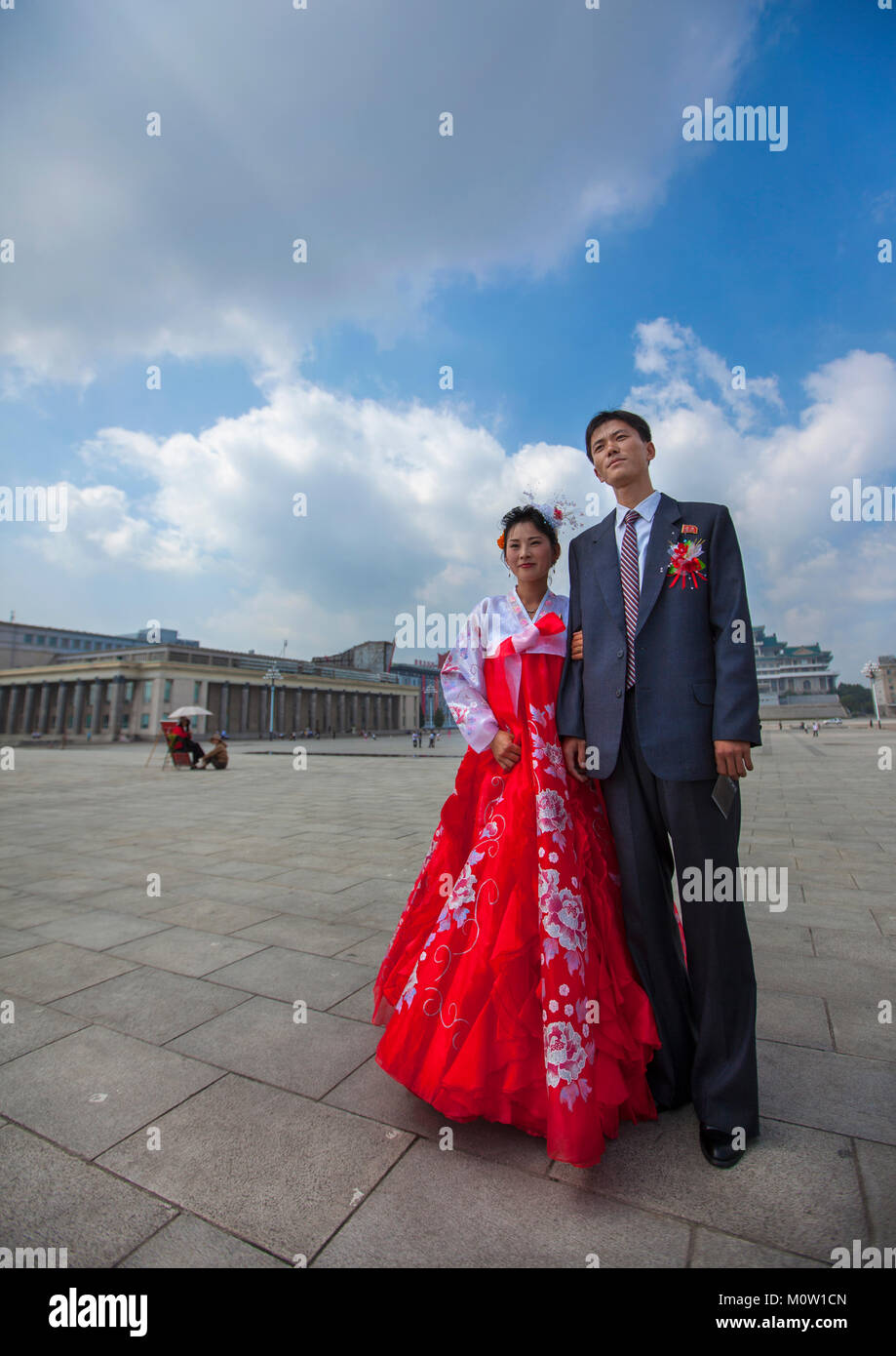 Nord coreano coppia appena sposata in Kim il Sung square, Provincia di Pyongan, Pyongyang, Corea del Nord Foto Stock