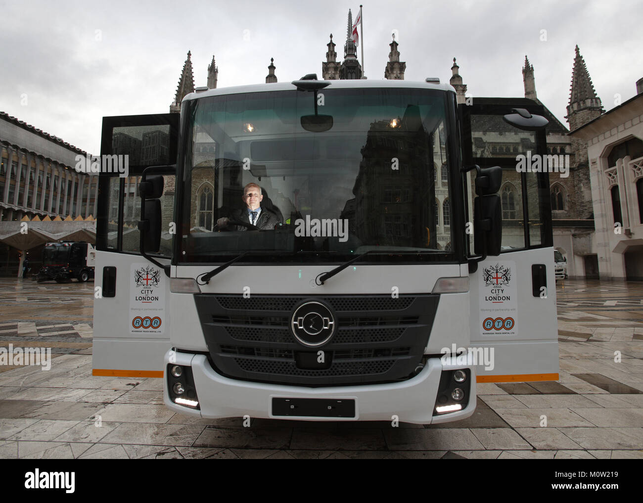 Vince Dignam, dalla City of London Corporation, seduto nella cabina di Electra - il primo del Regno Unito, il totalmente elettrico veicolo per la raccolta di rifiuti che sarà testato mediante la City of London Corporation il mese prossimo - sul display in Guildhall Yard, a Londra. Foto Stock