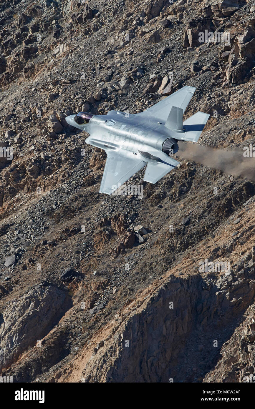 Lockheed Martin F-35A Lightning II Joint Strike Fighter (Stealth Fighter) volando a bassa quota attraverso un canyon del deserto, California, Stati Uniti d'America. Foto Stock