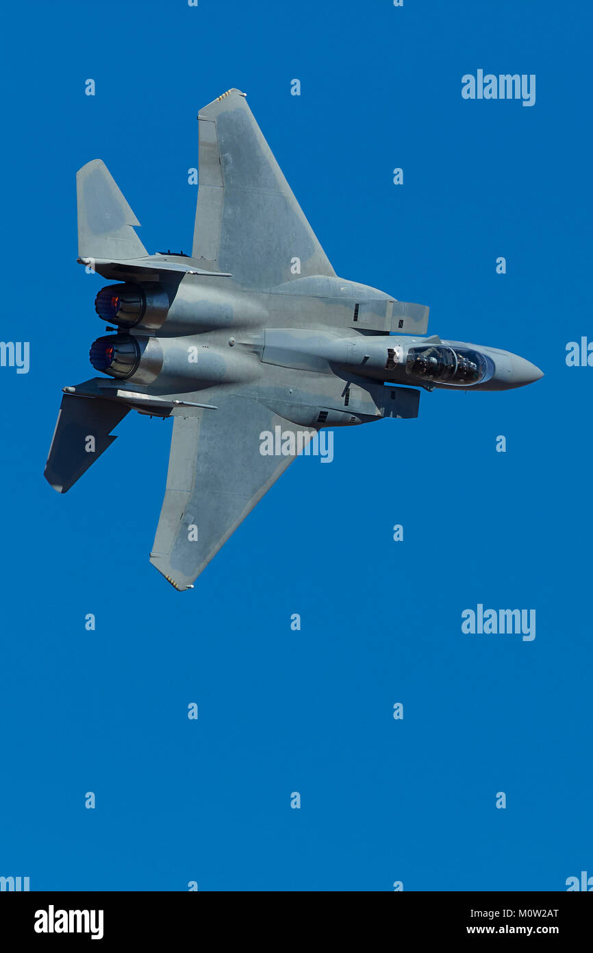 F-15E, Strike Eagle, jet fighter Bomber, riscaldare (Afterburner) Acceso, Bancario dura e isolati contro un cielo blu chiaro. Foto Stock
