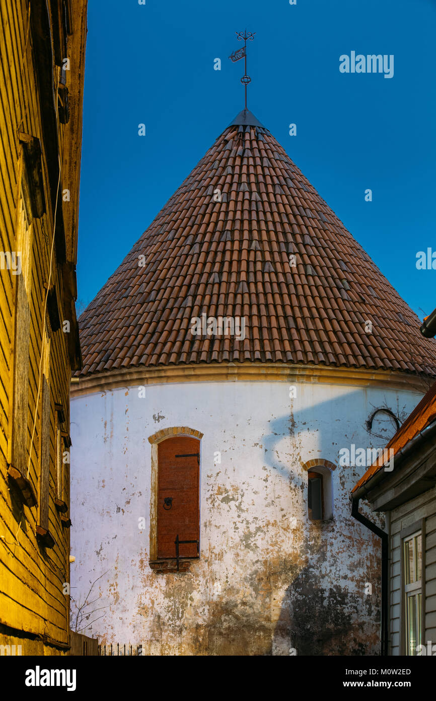 Parnu, Estonia. Notte vista serale della Torre Rossa è la sola parte superstite della città cinta muraria, è stato usato come prigione. Foto Stock