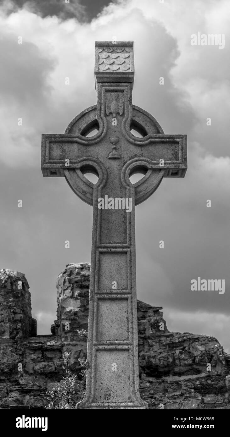 Una celtica alta Croce domina la sepoltura del convento Fransiscan, Donegal, Irlanda. Foto Stock