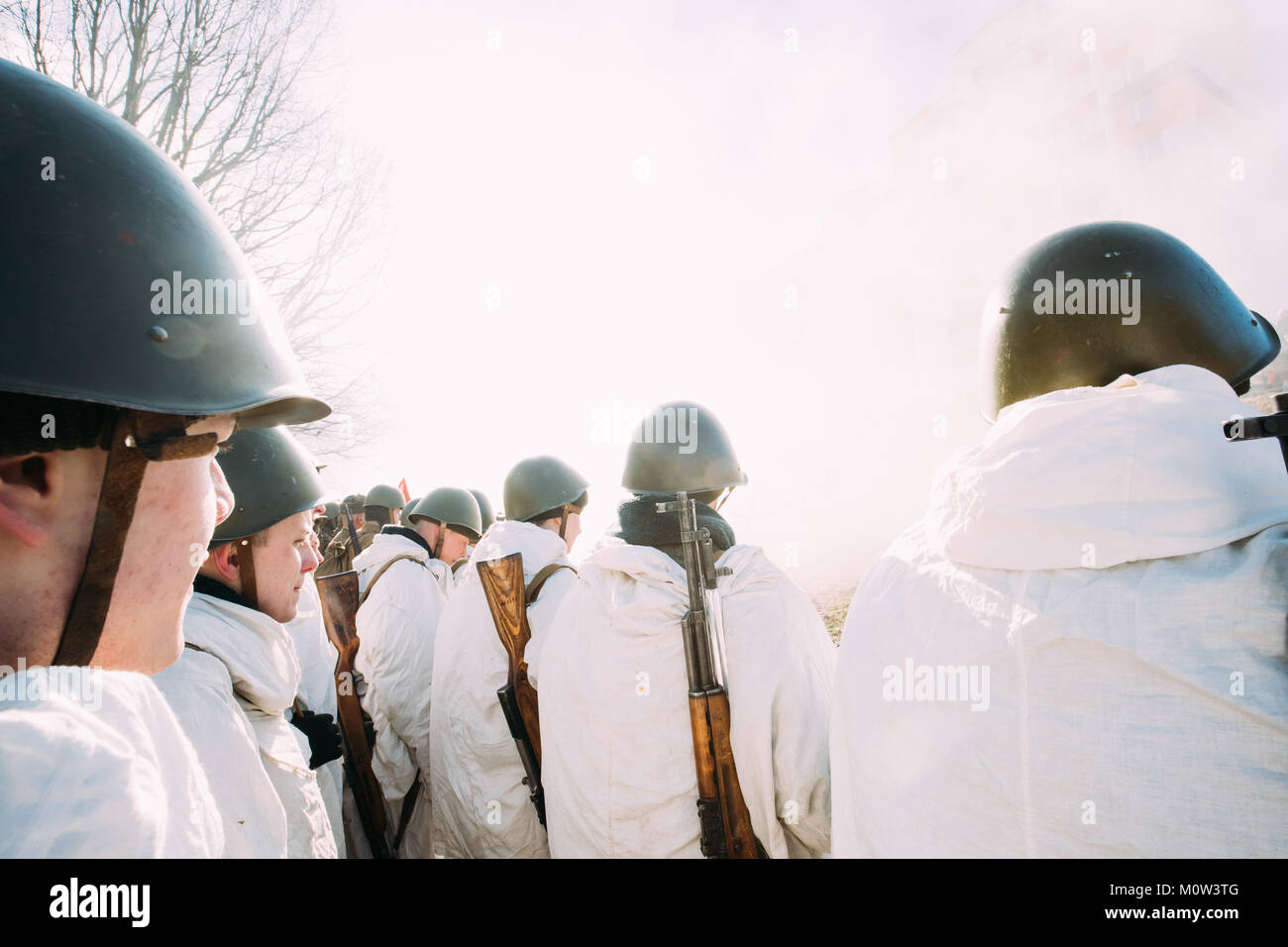 Rogachev, Bielorussia - Febbraio 25, 2017: Re-enactors vestito come Soviet russo soldati di fanteria della II Guerra Mondiale in piedi in fila. Persone vestite Whit Foto Stock